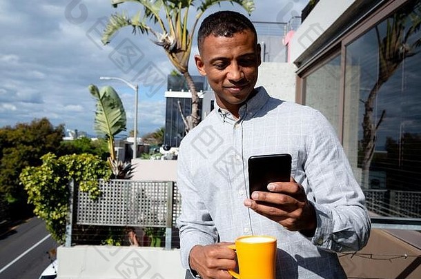 男人用手机喝咖啡