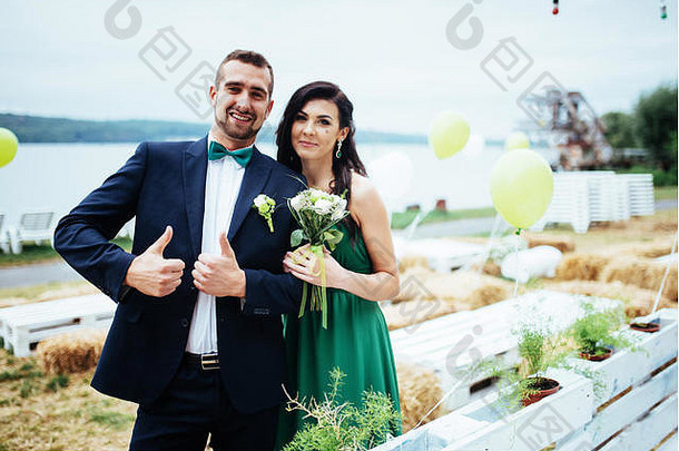 一位年轻漂亮的司机和伴娘的画像。婚礼