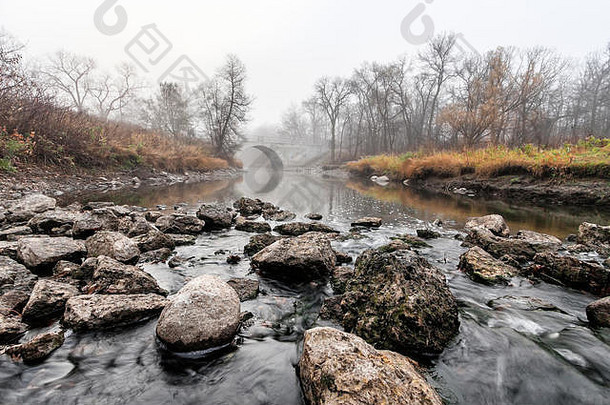 鲟鱼溪多雾的秋天早....温尼伯曼尼托巴加拿大