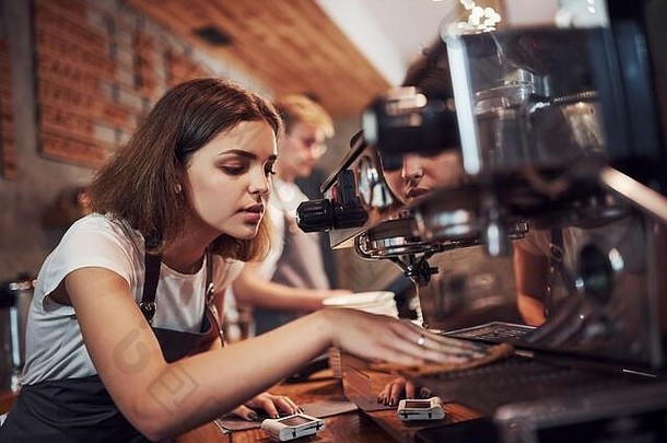 女孩清洗机年轻的咖啡馆工人在室内概念业务服务