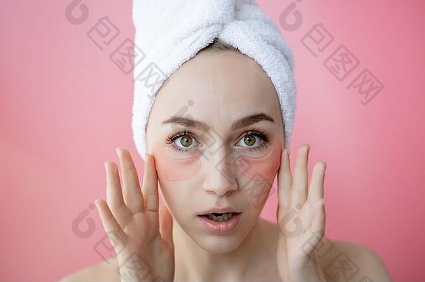 肖像美女人眼睛补丁粉红色的背景女人美脸面具眼睛皮肤护理化妆品产品概念