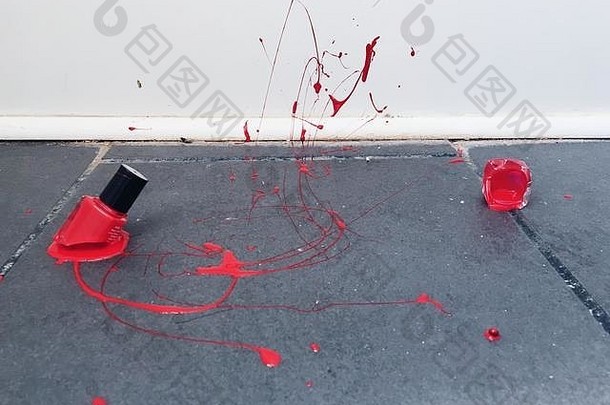 红指甲油瓶掉在浴室地板上摔碎了