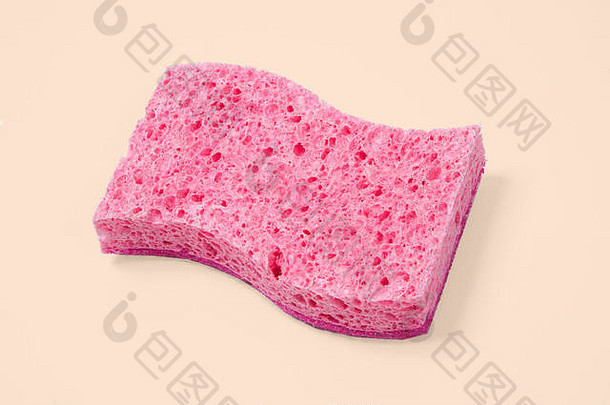 褪色的粉彩背景上的粉红色海绵。清洁工具，洗碗用海绵