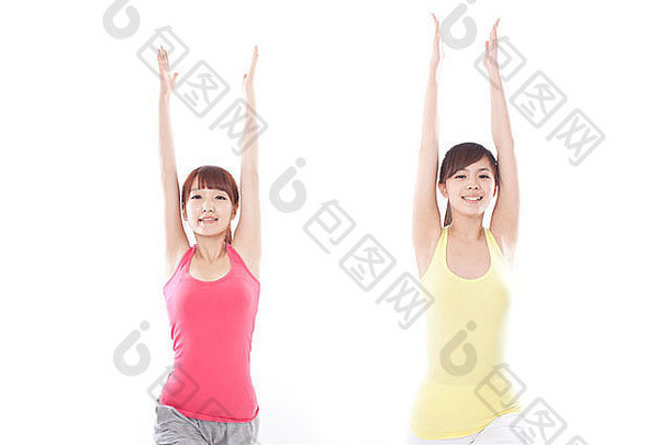 两个年轻女子在做瑜伽，微笑，肖像