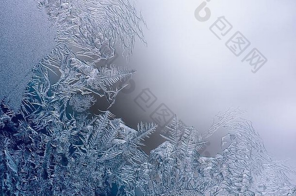 自然冰晶体霜花花纹窗口空间文本宏拍摄浅深度场窗口蕨类植物霜花