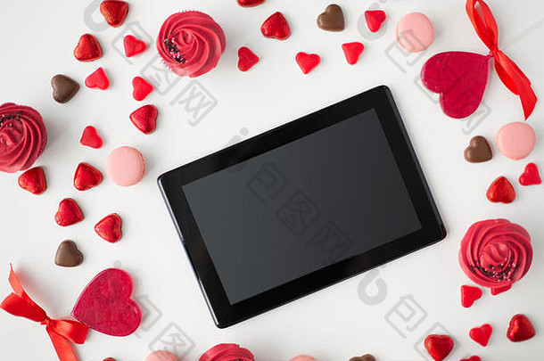 情人节平板电脑和糖果的特写镜头