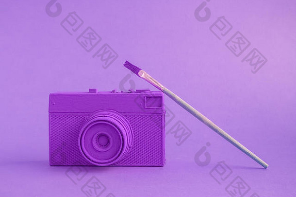 紫色复古胶卷照相/摄像机，带画笔最小艺术创意概念。