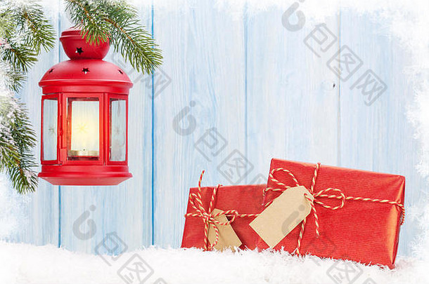 圣诞节蜡烛<strong>灯笼</strong>礼物盒子冷杉树雪视图复制空间