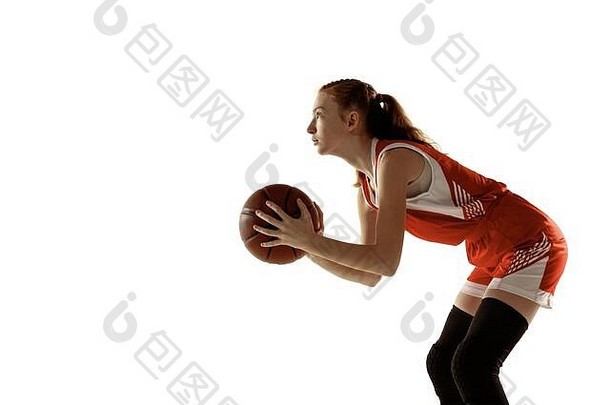 年轻的白人女<strong>篮球</strong>运动员在运动中，在白色背景下孤立地奔跑。红发好动的女孩。运动、运动、活力和健康生活方式的概念。训练