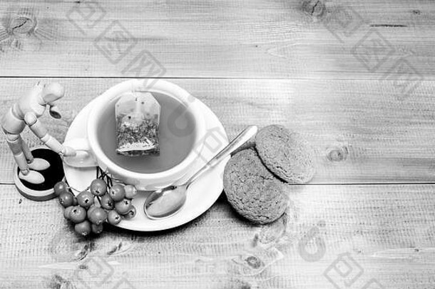 美味可口。咖啡馆菜单。浆果茶。陶瓷杯热鲜冲泡茶饮料。喝芳香的罗汉莓饮料。保健民间疗法。蓝色背景的茶杯特写。
