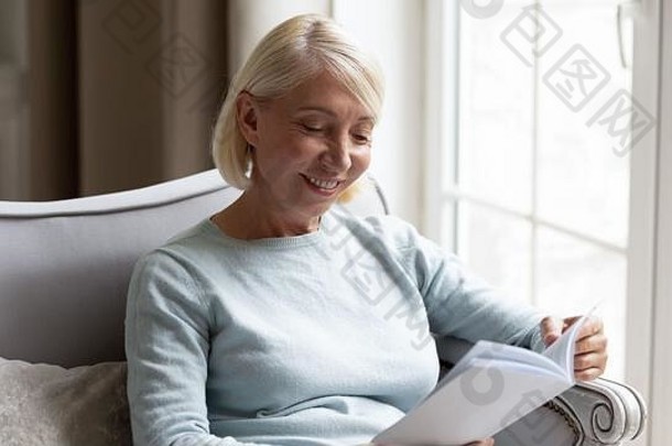 快乐的老妇人在家看书放松