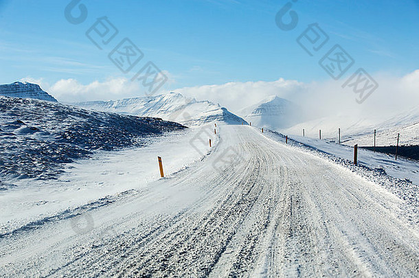 冰岛<strong>冬季</strong>有火山山脉的雪路