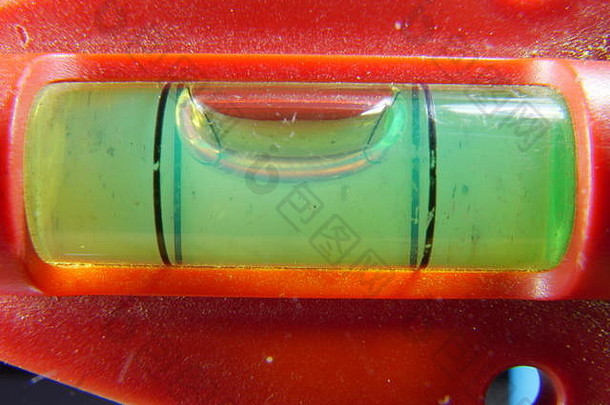 用绿色液体拍摄红色气泡液位（水位）的特写