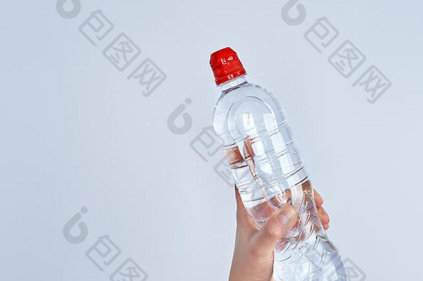 透明的塑料瓶新鲜的水女手白色背景复制空间