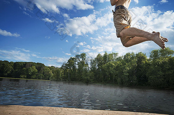 纽约状态美国男孩运行跳水木码头