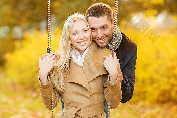 秋天公园里的浪漫情侣