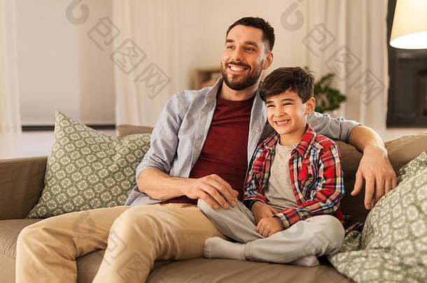 快乐的父亲和小儿子在家的画像
