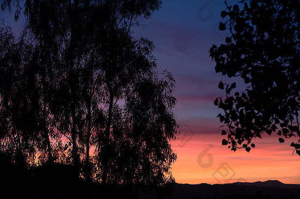 在西班牙安达卢西亚Axarquia地区美丽的山顶村庄Comares，令人惊叹的日落
