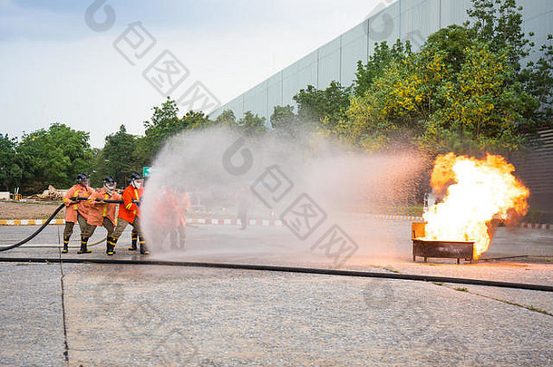 消防队员在一次训练演习中扑火。