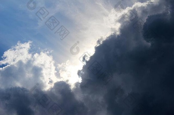 在英格兰曼彻斯特上空，对比鲜明的黑白<strong>云</strong>层彼此相邻