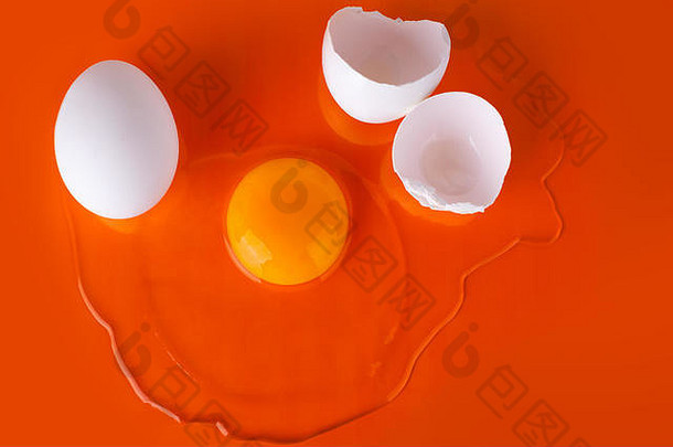 破碎的生蛋蛋壳白色蛋明亮的橙色背景关闭前视图不寻常的设计摘要概念复活节问候卡