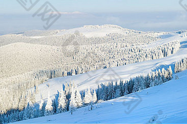 冬季平静的山地景观（喀尔巴阡山脉，乌克兰）