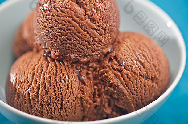 蓝色背景上的巧克力<strong>冰淇淋</strong>