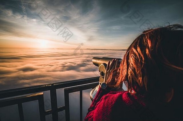 快乐女人旅游坐着峰山不错的雾视图概念自由