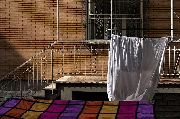 白色表色彩斑斓的毯子挂晒衣架阳台pesaro意大利欧洲