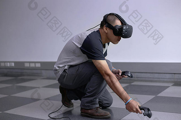 男人带着虚拟眼镜走进虚拟现实世界htc vive