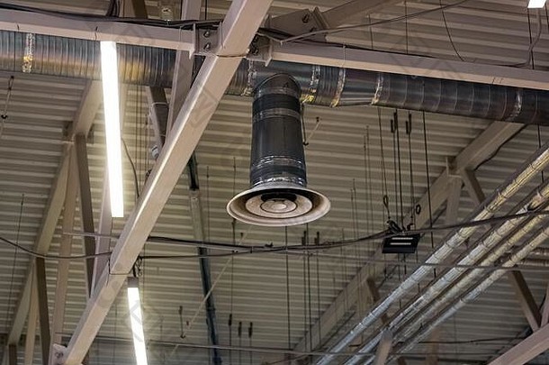 金属天花板上的电动工业罩