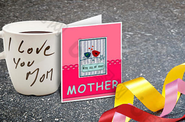 我爱你，妈妈，在母亲节的白色马克杯上写短信和贺卡