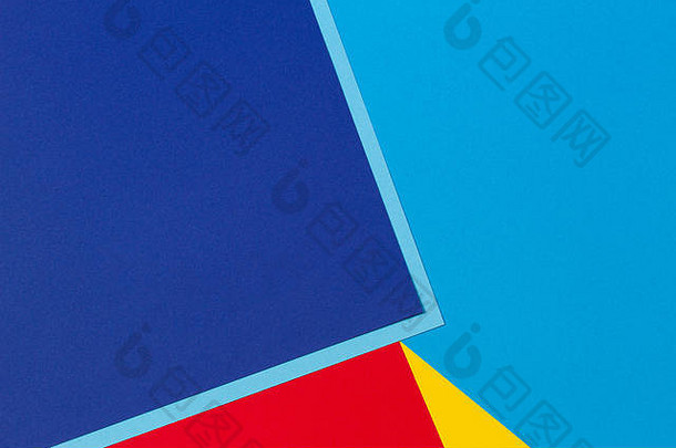 抽象蓝、红、黄三色纸几何组成背景