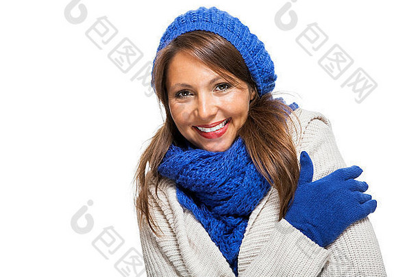 时尚年轻的女人蓝色的针织冬天套通风帽脖子泽西岛喝着杯热茶微笑的努力