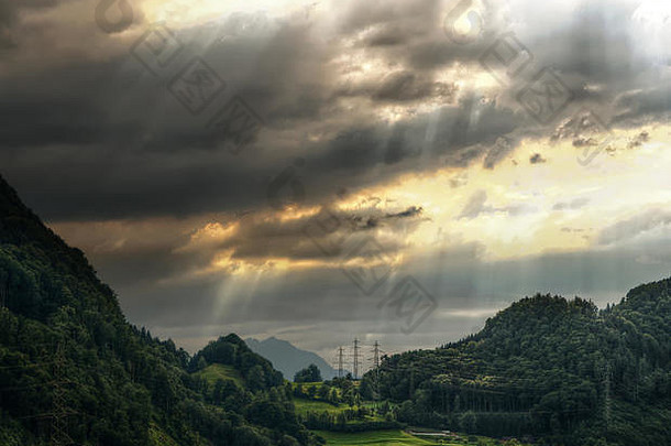 瑞士瓦伦施塔特阿尔卑斯山暴风雨过后，阳光穿透云层