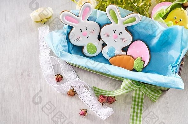 视图上釉饼干形状可爱的小兔子蛋胡萝卜说谎盒子蓝色的餐巾弓孤立的白色背景春天复活节假期概念