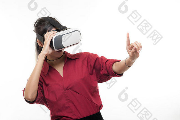 年轻迷人的亚洲女商人穿着红色衬衫，戴着VR眼镜的动作场景。未来概念中的商务活动虚拟现实体验