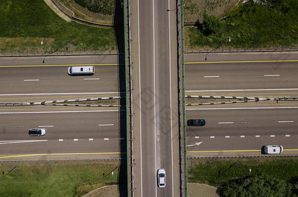 公路交叉口汽车桥和移动汽车的俯视图