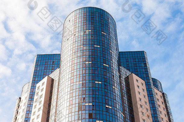 蓝天背景下的现代高层公寓建筑详图