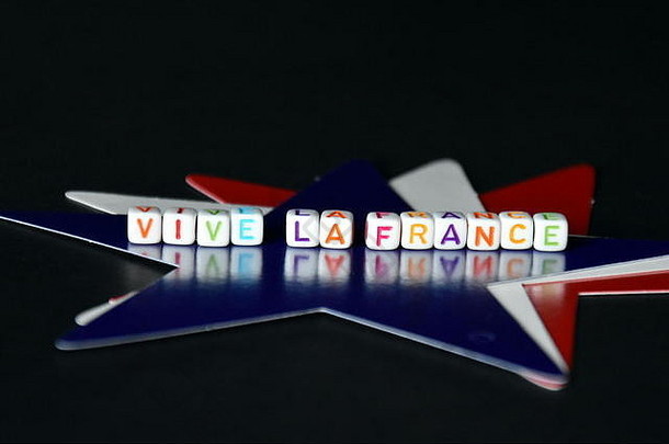 红白蓝相间的法国明星，法国万岁。7月14日是法国<strong>国庆节</strong>。