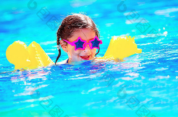 可爱的小宝宝在<strong>游泳</strong>池里<strong>游泳</strong>，戴着有趣的太阳镜，在水上公园享受<strong>夏日</strong>周末，享受假期和假期