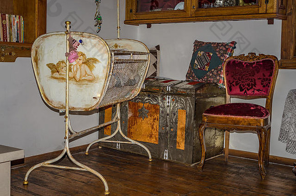 古董摇篮胸部紫色的木椅子古董室内