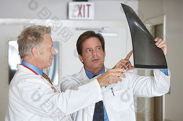 两位医生在医院里看x光片