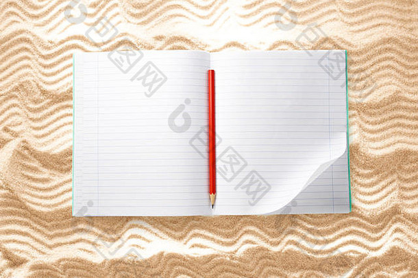 用红铅笔特写打开空白笔记本