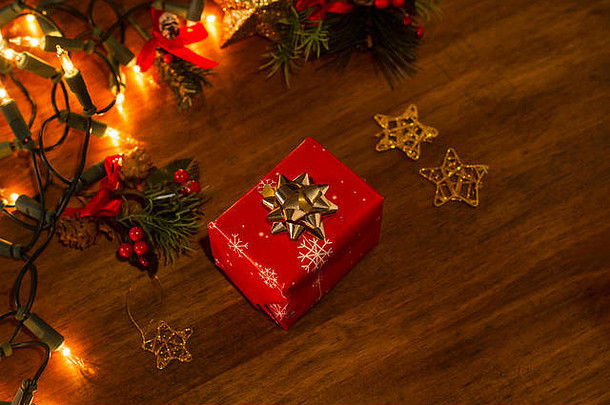 木制桌子上的圣诞礼物和装饰品
