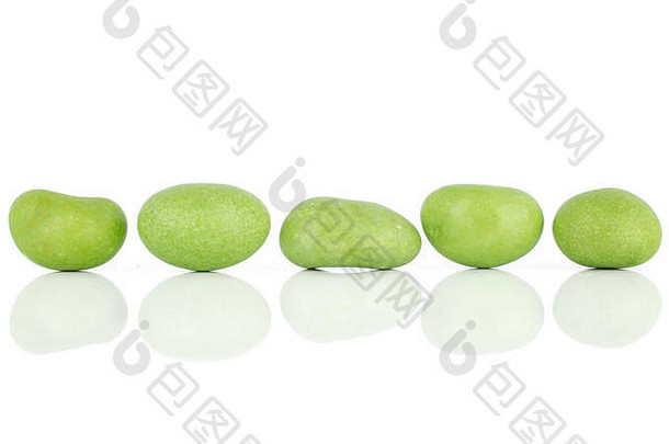 五组在白色背景上分离的全绿糖化坚果