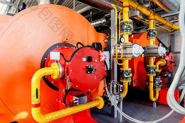 带有燃气燃烧器和自动控制系统的现代工业大功率水锅炉。