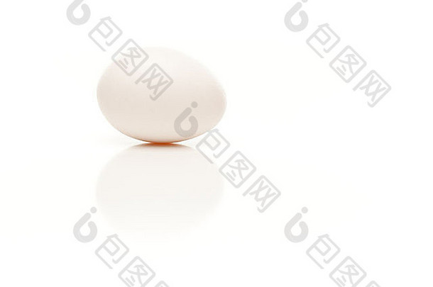 在白色背景上分离的单个白色鸡蛋。