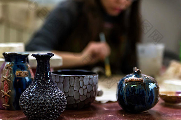 陶艺作坊的精美陶瓷花瓶