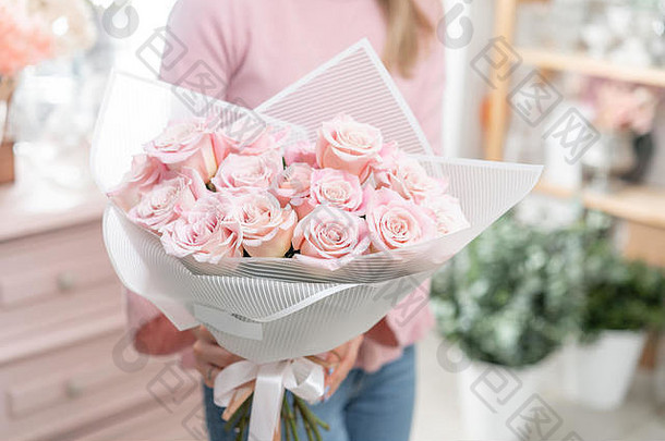 花束玫瑰女人的手群苍白的粉红色的概念花店花商店壁纸